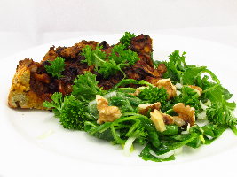 Voedselzandloper-proof: Hartige taart met paddenstoelen en groene salade van rucola, zeekraal, verse peterselie en citroengras
