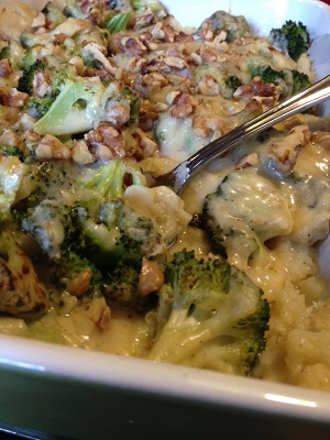 Ovenschotel met knolselderijpuree, broccoli en kaassaus met walnoten