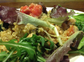 VZL: Quinoa met zelfgemaakte pesto, kalkoen, courgette, kleine tomaatjes en rucola met jonge bladsla en mozzarella