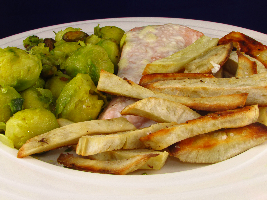 Voedselzandloper-proof: Friet van witte zoete aardappel met gewokte spruit met sjalot en pistachenoten en zalm met aioli.